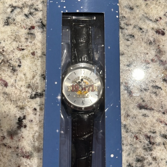 ***Collectible Limited Edition Walt Disney World Mickey Mouse watch b/s NWT*** - Picture 2 of 2